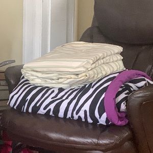 Comforter and fitted sheets and flat sheet